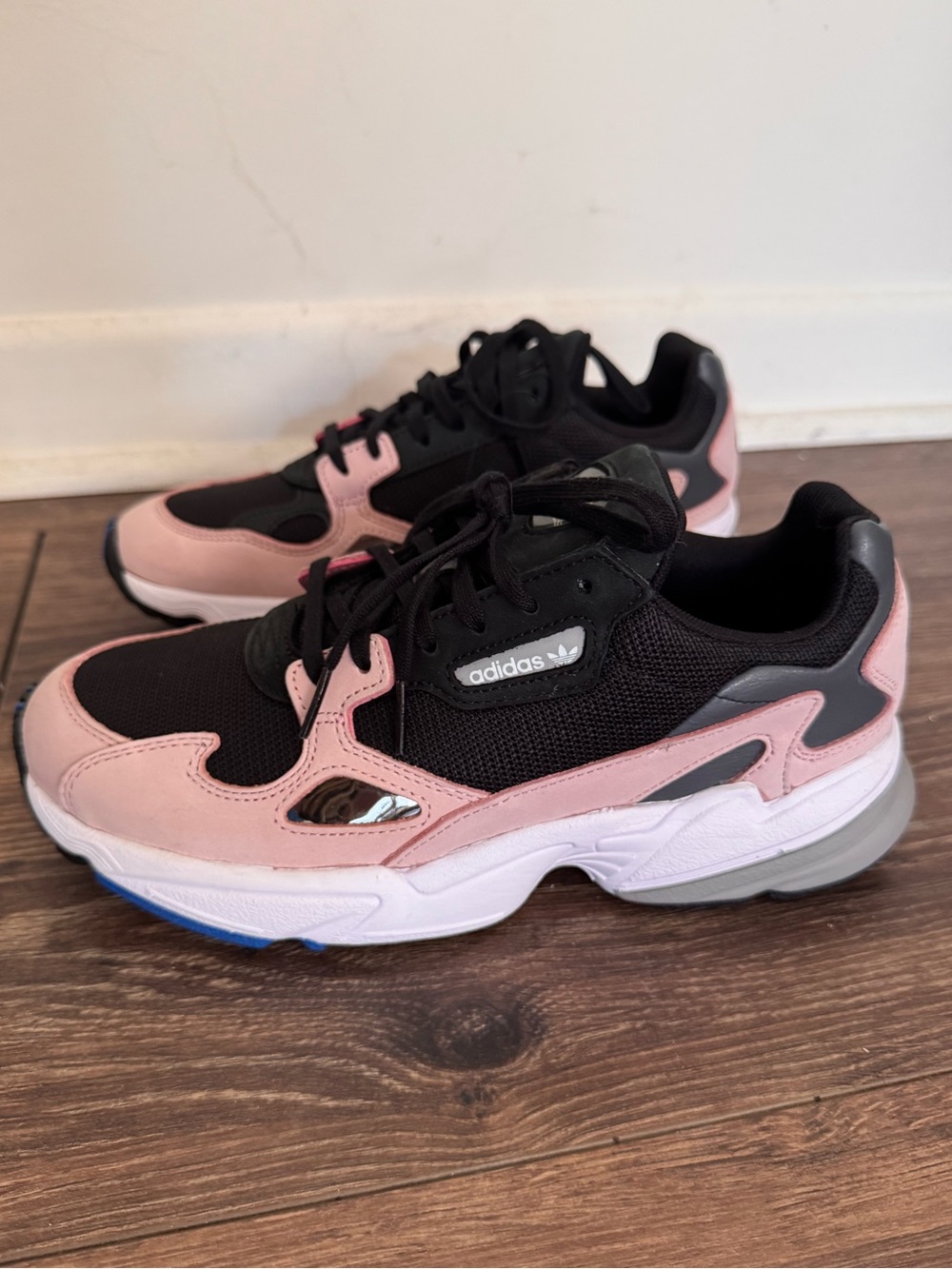 NEW adidas Women's Falcon Sneakers in Black and Pink Size 8